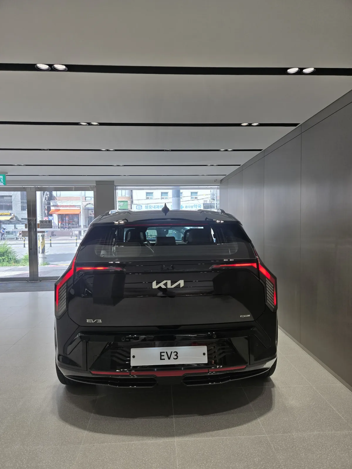 기아 EV3 전시 차량 후면
